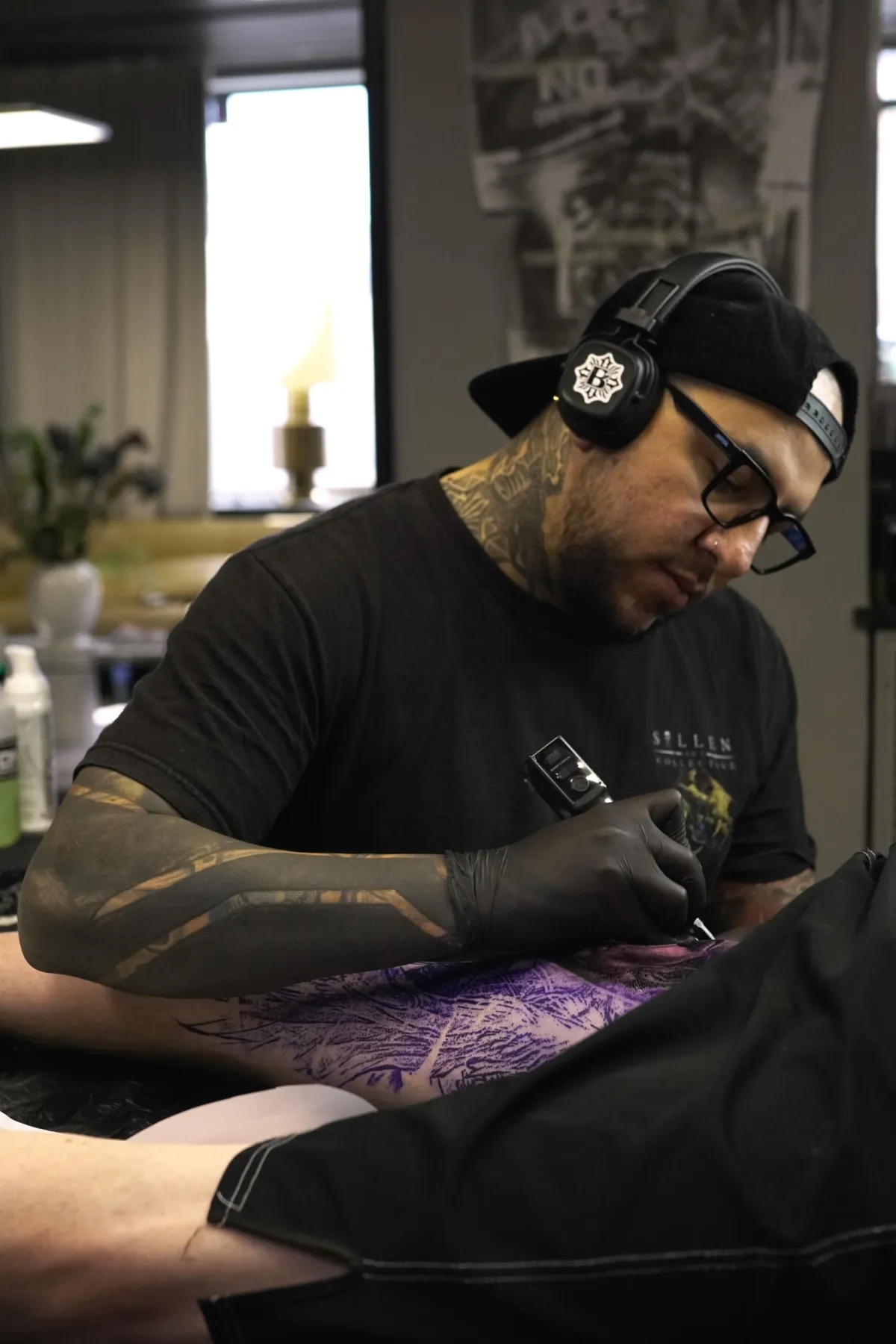 Cbastian tatuerar en kund i studion i Göteborg