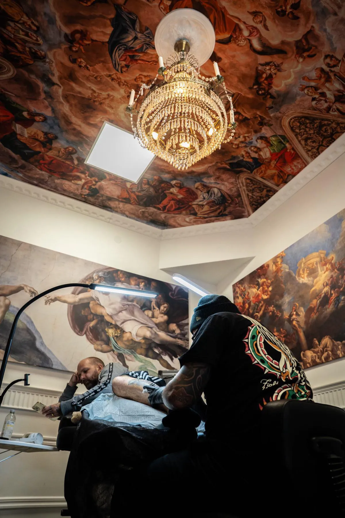 Studion i Göteborg med målat tak och kristallkrona