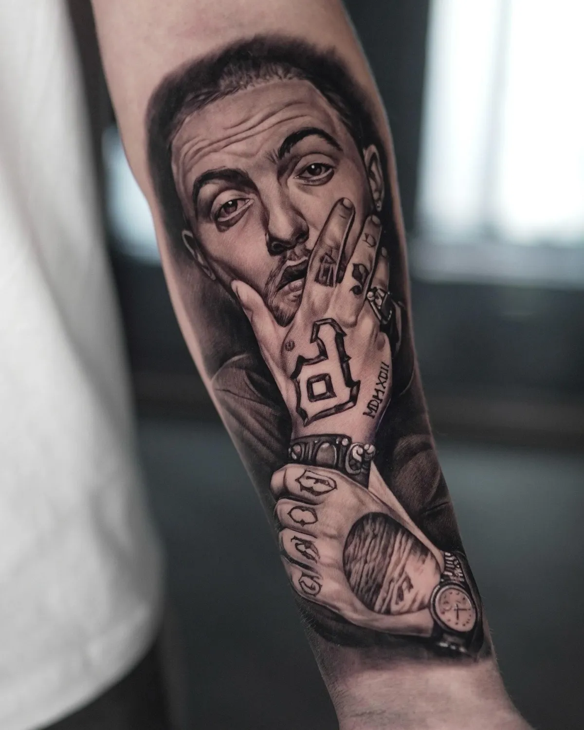 Fotorealistiskt porträtt tatuerat på underarmen