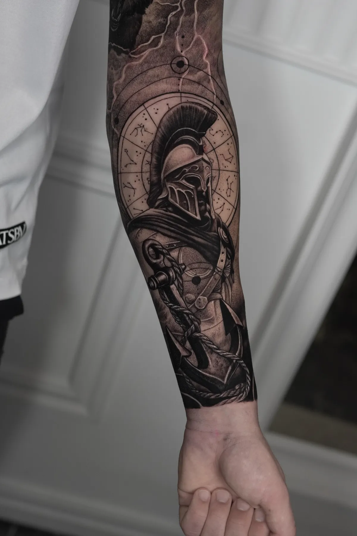 Spartansk krigare med ankare och stjärntecken tatuerad som ärm